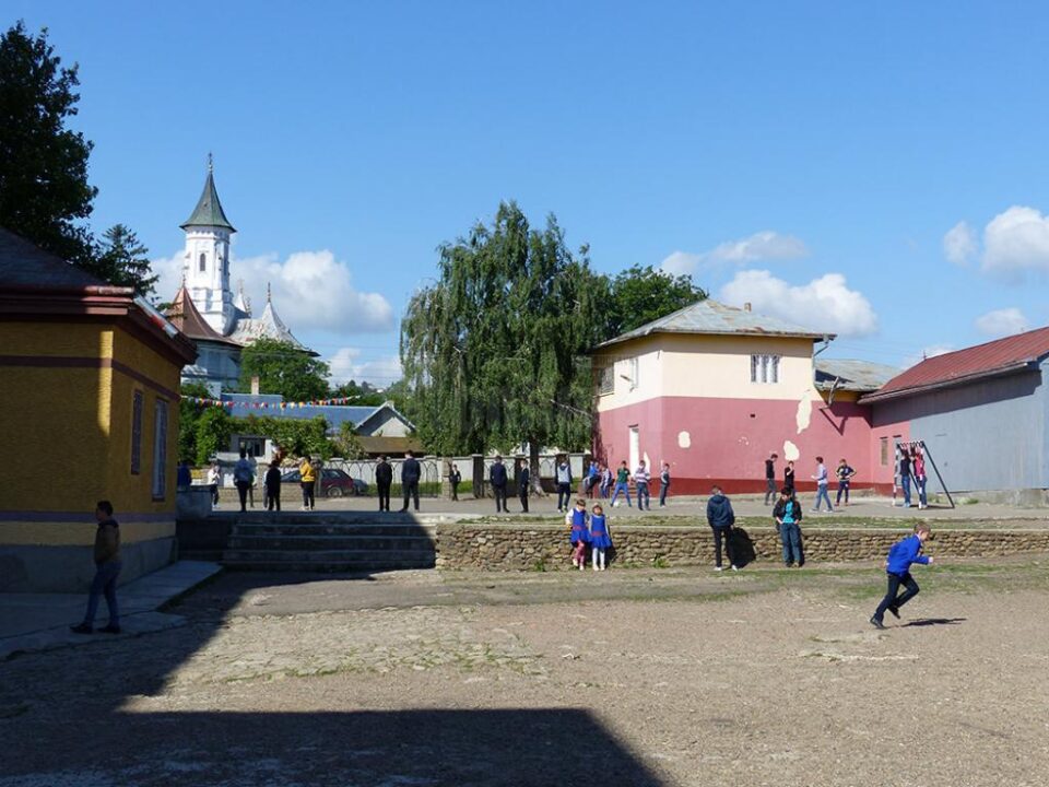Copii în curtea școlii din Bosanci