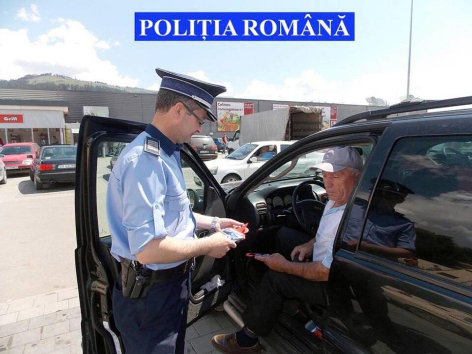 Polițiștii au distribuit 800 de pliante cu mesajul ,,Nu-ți lăsa mașina la îndemâna hoților”