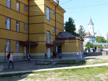 Copii în curtea școlii din Bosanci