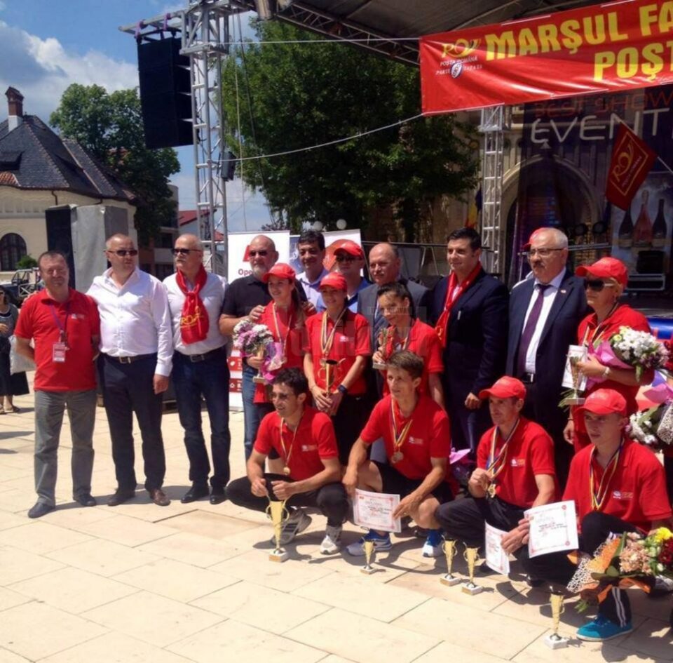 Suceveanul Victor Romașcan (al doilea din stânga, rândul de jos) a ocupat poziția a III-a în cadrul concursului, calificându-se la Balcaniada factorilor poștali Suceveanul Victor Romașcan (al doilea din stânga, rândul de jos) a ocupat poziția a III-a în cadrul concursului, calificându-se la Balcaniada factorilor poștali