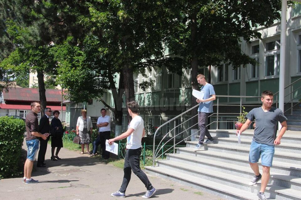 Aproape 6.000 de absolvenți de liceu din județ au susținut, ieri, prima probă scrisă a examenului, cea de limba și literatura română