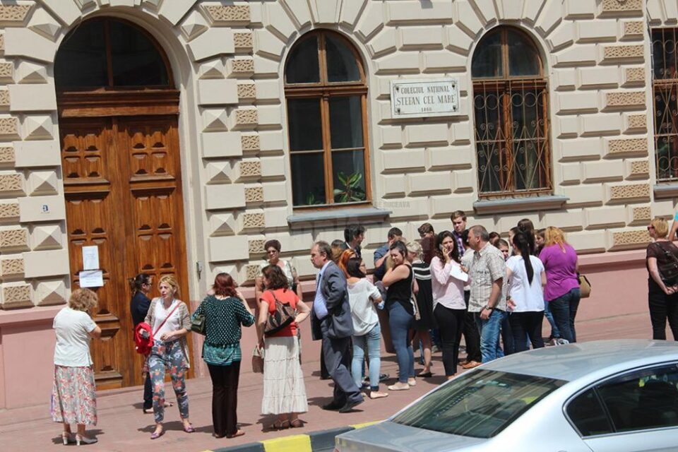 Aproape 6.000 de absolvenți de liceu din județ au susținut, ieri, prima probă scrisă a examenului, cea de limba și literatura română Aproape 6.000 de absolvenți de liceu din județ au susținut, ieri, prima probă scrisă a examenului, cea de limba și literatura română