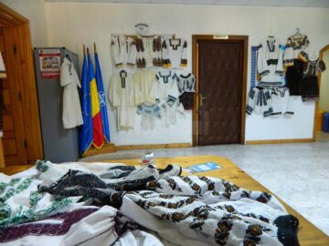 Expoziție de cămăși populare vechi la Todirești
