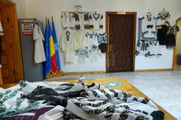 Expoziție de cămăși populare vechi la Todirești