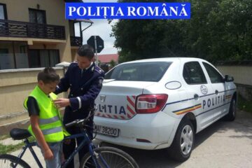 Polițiștii au oferit copiilor care mergeau pe biciclete veste reflectorizante