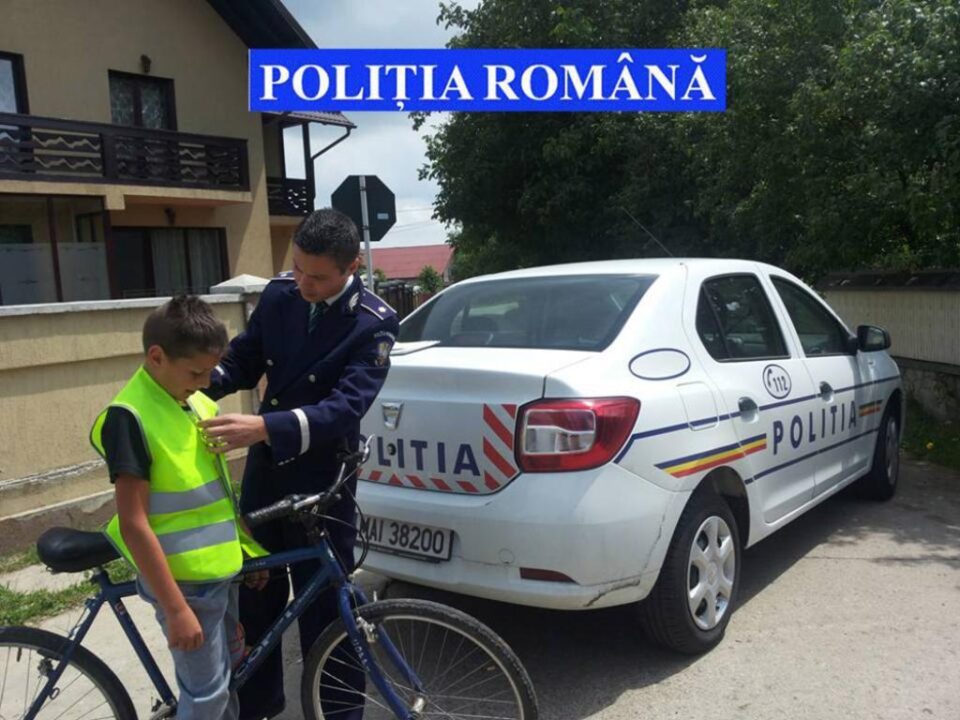 Polițiștii au oferit copiilor care mergeau pe biciclete veste reflectorizante