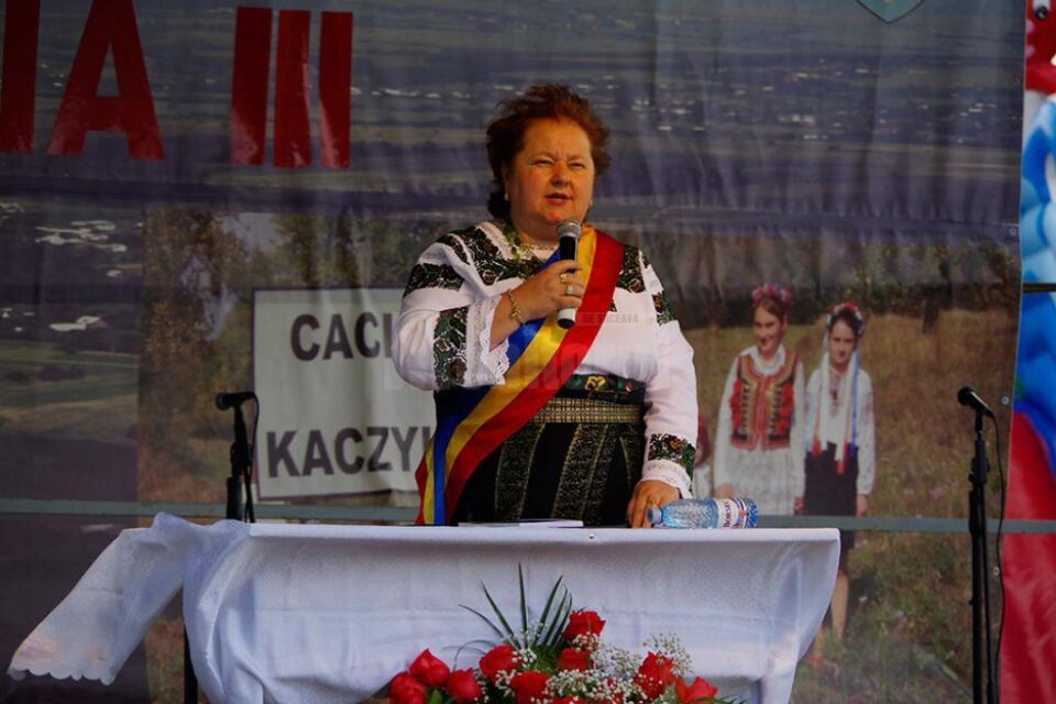 Primarul Elena Boloca, unul dintre principalii initiatori ai editarii monografiei comunei Cacica