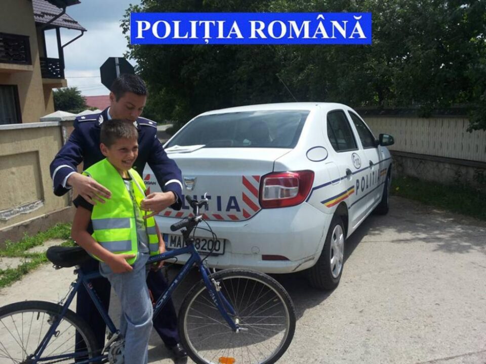 Polițiștii au oferit copiilor care mergeau pe biciclete veste reflectorizante