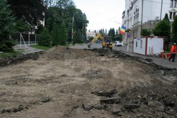 Prin înlocuirea actualului carosabil cu plăci de granit vor fi amenajate și 36 de locuri de parcare pentru autoturisme