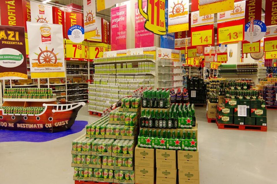 Începând de ieri până pe data de 14 iulie a.c., clienții hipermarketului Auchan au la dispoziție peste 300 de sortimente și tipuri de mărci de bere din 20 de țări Începând de ieri până pe data de 14 iulie a.c., clienții hipermarketului Auchan au la dispoziție peste 300 de sortimente și tipuri de mărci de bere din 20 de țări