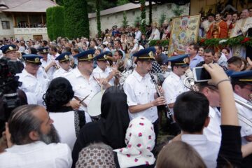 Trei arhierei, un sobor de 137 de preoți și peste 3.000 de pelerini, prezenți ieri la Mănăstirea Putna