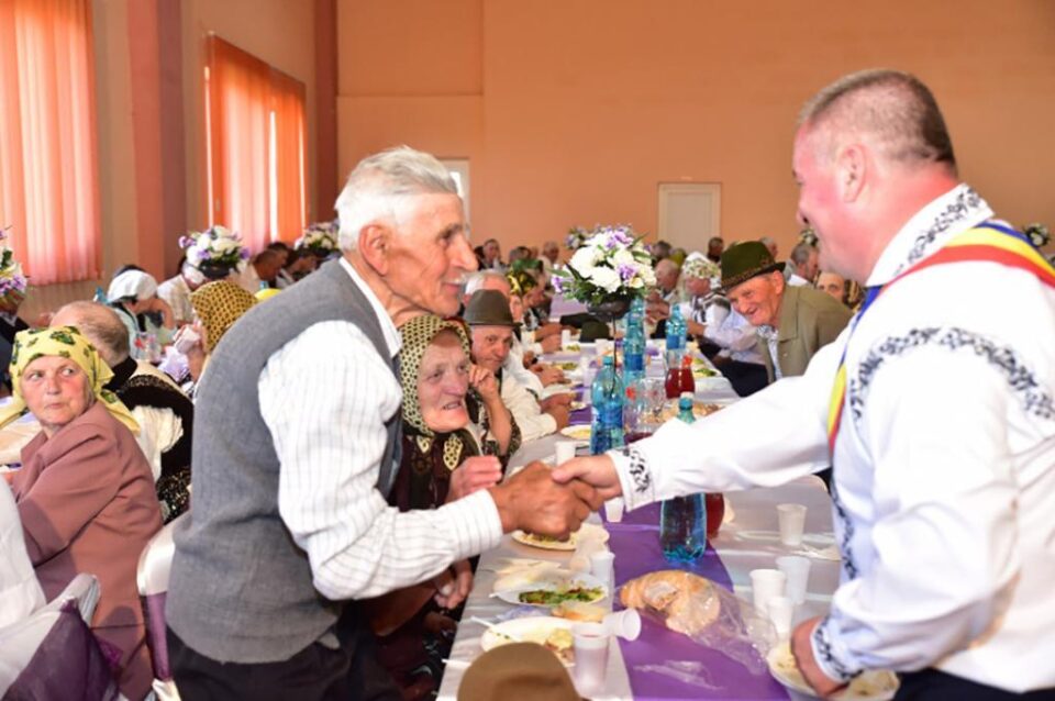 Primarul Gheorghe Fron a premiat 165 de cupluri de aur