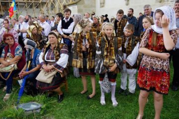 Trei arhierei, un sobor de 137 de preoți și peste 3.000 de pelerini, prezenți ieri la Mănăstirea Putna