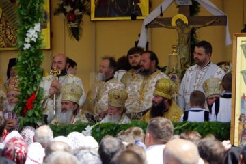 Trei arhierei, un sobor de 137 de preoți și peste 3.000 de pelerini, prezenți ieri la Mănăstirea Putna
