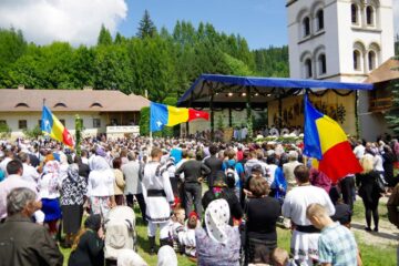 Trei arhierei, un sobor de 137 de preoți și peste 3.000 de pelerini, prezenți ieri la Mănăstirea Putna