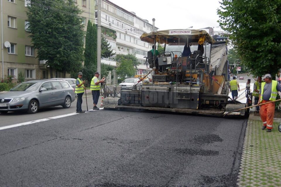 Ieri s-a finalizat turnarea stratului de uzură pe un sens, de la Lidl până la noul sens giratoriu de la Catedrală Ieri s-a finalizat turnarea stratului de uzură pe un sens, de la Lidl până la noul sens giratoriu de la Catedrală