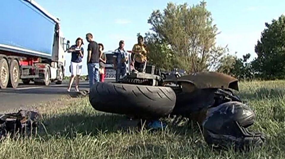Viața tânărului s-a sfârșit tragic după ce rădăuțeanului, care se deplasa cu o motocicletă Suzuki, i-a apărut în față un tractor care încerca să vireze pentru a intra de pe drum pe un teren agricol
