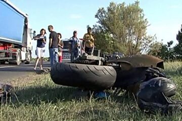 Viața tânărului s-a sfârșit tragic după ce rădăuțeanului, care se deplasa cu o motocicletă Suzuki, i-a apărut în față un tractor care încerca să vireze pentru a intra de pe drum pe un teren agricol