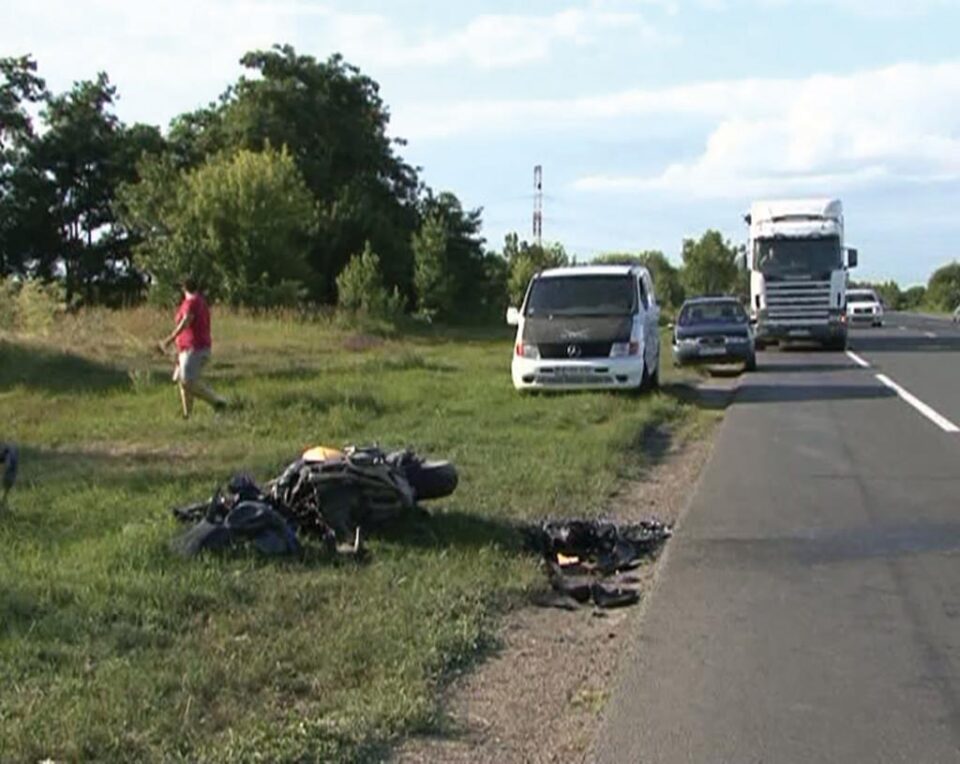 Viața tânărului s-a sfârșit tragic după ce rădăuțeanului, care se deplasa cu o motocicletă Suzuki, i-a apărut în față un tractor care încerca să vireze pentru a intra de pe drum pe un teren agricol