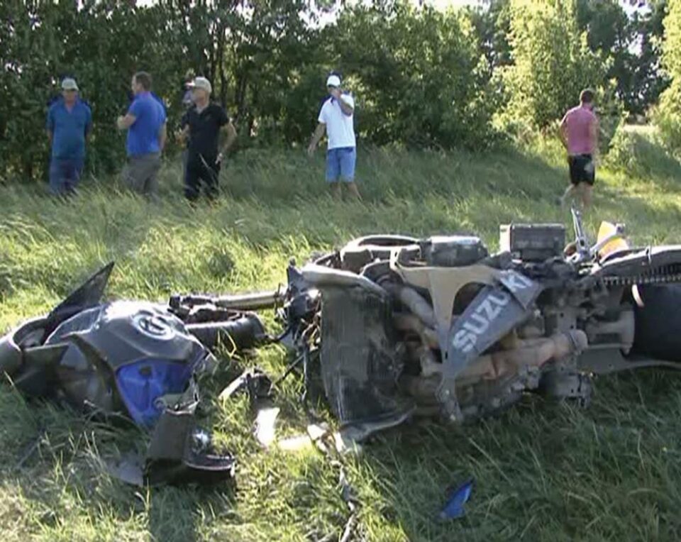 Viața tânărului s-a sfârșit tragic după ce rădăuțeanului, care se deplasa cu o motocicletă Suzuki, i-a apărut în față un tractor care încerca să vireze pentru a intra de pe drum pe un teren agricol