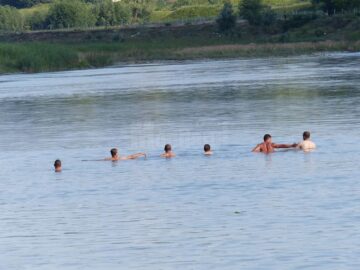 Doi copii au murit înecați în apa Sucevei, într-o zonă în care săpăturile au creat hăuri de zece metri adâncime
