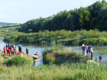 Doi copii au murit înecați în apa Sucevei, într-o zonă în care săpăturile au creat hăuri de zece metri adâncime