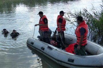 Scafandrii au constatat că apa are adâncimi de până la 10 metri, provocate de săpături