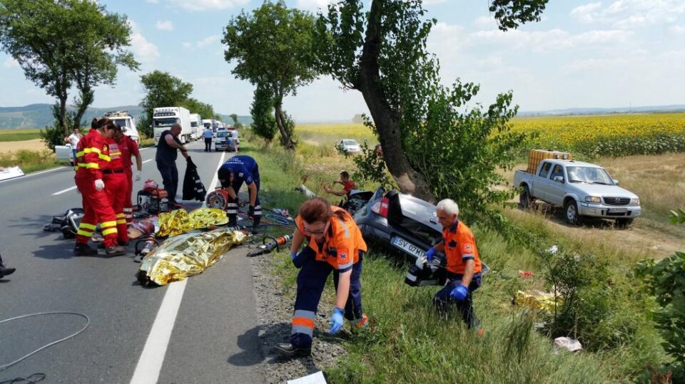 Trei suceveni au murit zdrobiți de un copac, într-un cumplit accident rutier