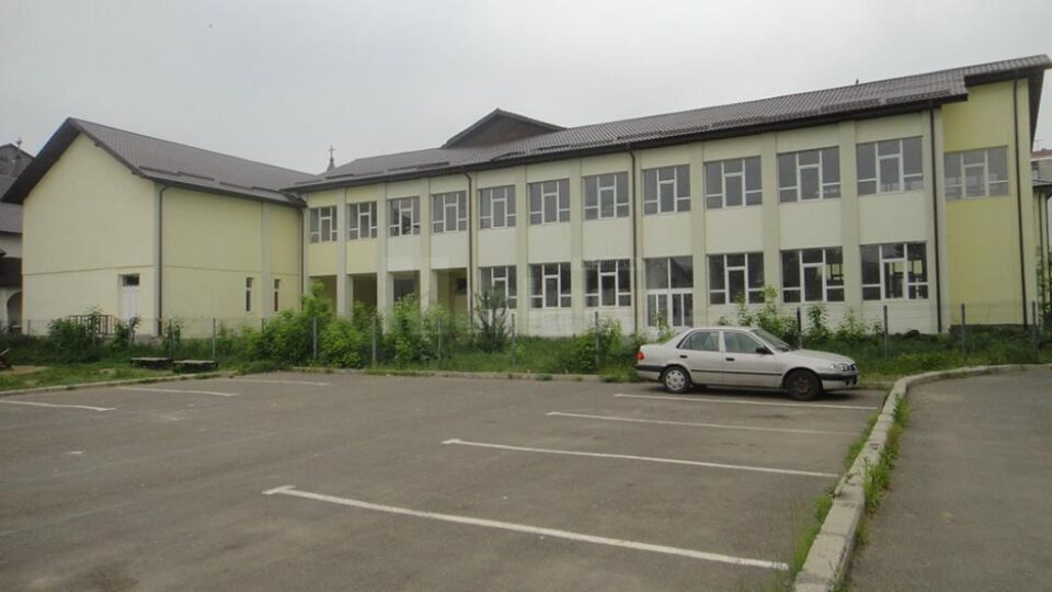 Școala are zece săli de clasă, două săli de grădiniță, sală de sport și spații auxiliare Școala are zece săli de clasă, două săli de grădiniță, sală de sport și spații auxiliare