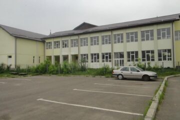Școala are zece săli de clasă, două săli de grădiniță, sală de sport și spații auxiliare