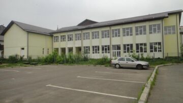 Școala are zece săli de clasă, două săli de grădiniță, sală de sport și spații auxiliare