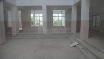 Școala a fost călcată de vandali, care i-au spart geamurile și i-au scrijelit pereții