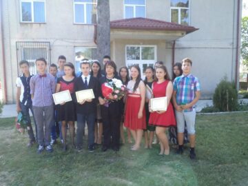 Daniel Zaharia,rândul din spate - primul din stânga, la festivitatea de premiere de la absolvirea clasei a VII-a