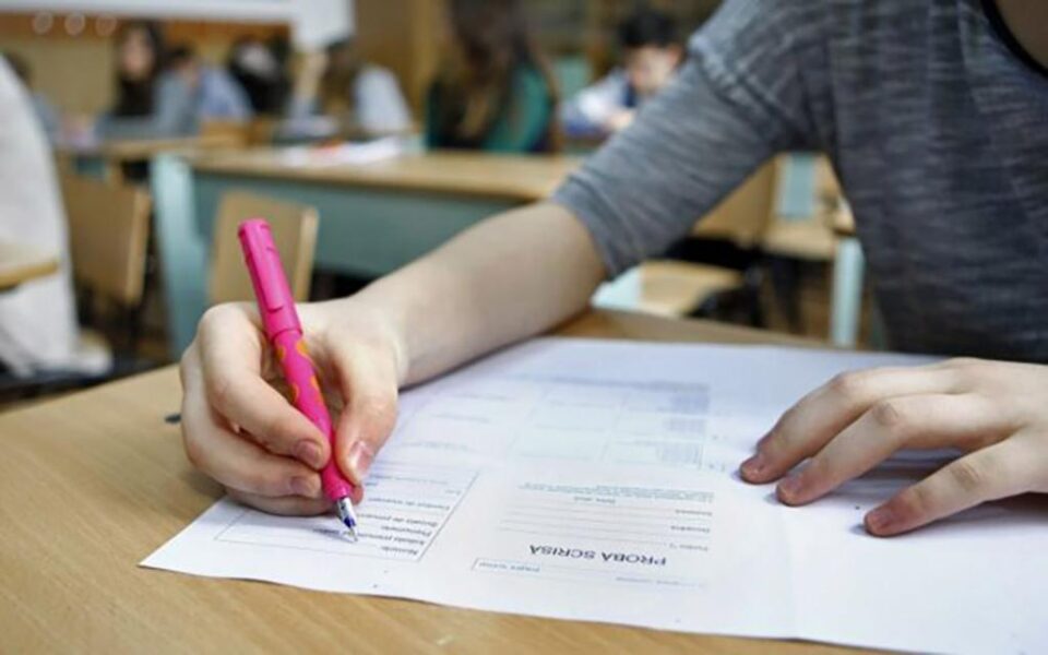 Zeci de elevi suceveni cu medii mari în cei patru ani de gimnaziu nu au reușit nici măcar să ia note de trecere la ambele discipline de examen Zeci de elevi suceveni cu medii mari în cei patru ani de gimnaziu nu au reușit nici măcar să ia note de trecere la ambele discipline de examen