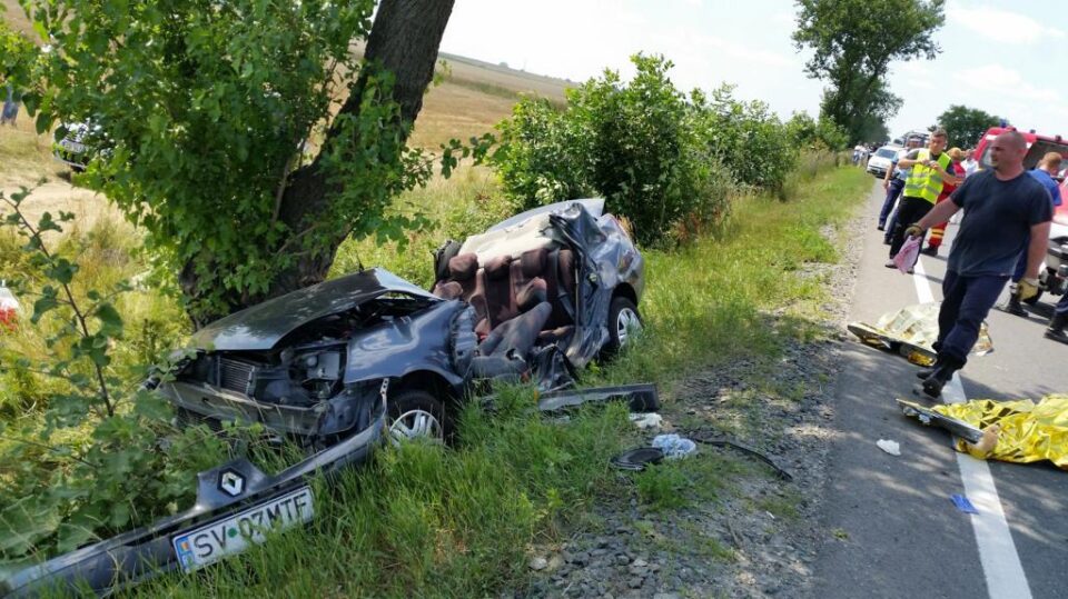 Trei suceveni au murit zdrobiți de un copac, într-un cumplit accident rutier