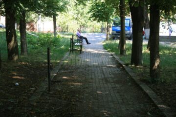 Bănci distruse și mizerie în parcul Alexandru Sahia