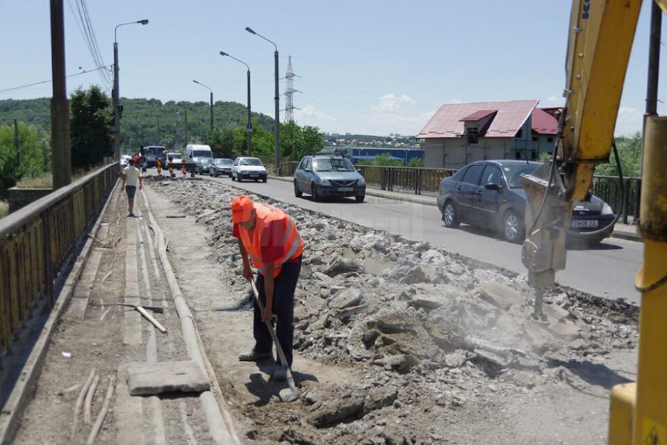 Pe podul de peste râul Suceava de la Ițcani o bandă de mers este blocată de lucrări