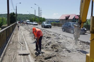 Pe podul de peste râul Suceava de la Ițcani o bandă de mers este blocată de lucrări