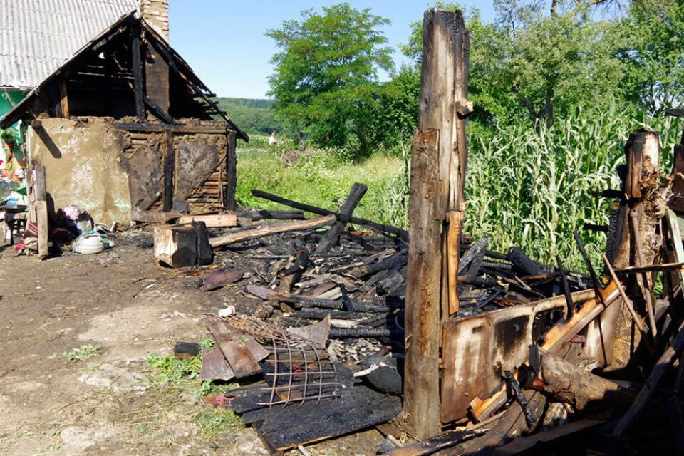 Incendiul a distrus o anexă și o parte din acoperișul bucătăriei de vară