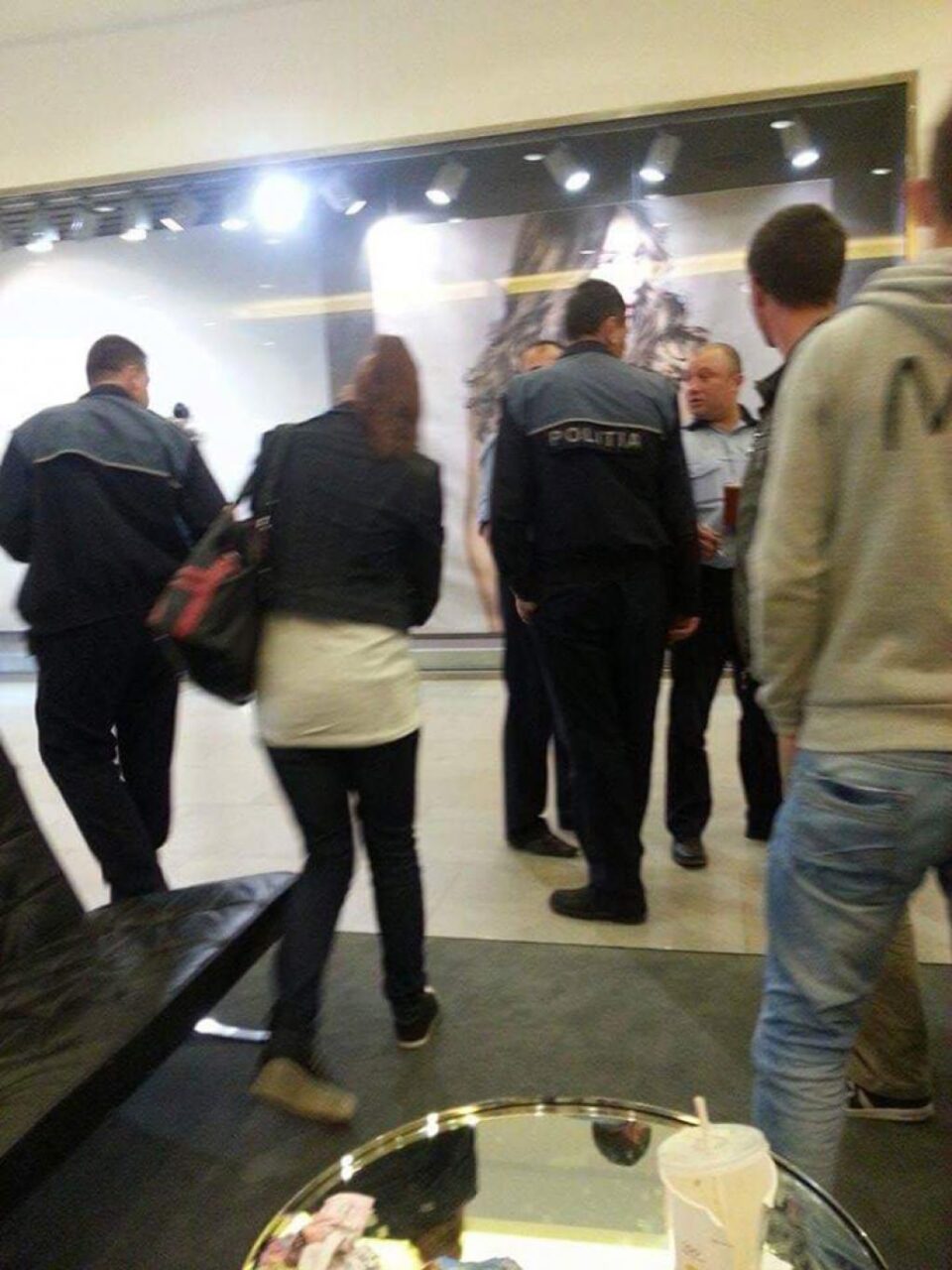 Poliția a fost chemată la fața locului după ce tinerii au realizat că au fost duși de nas