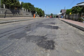 Zdruncinat serios la venirea spre Suceava, președintele României a cerut la întoarcerea spre Iași ocolirea gropilor din Fălticeni
