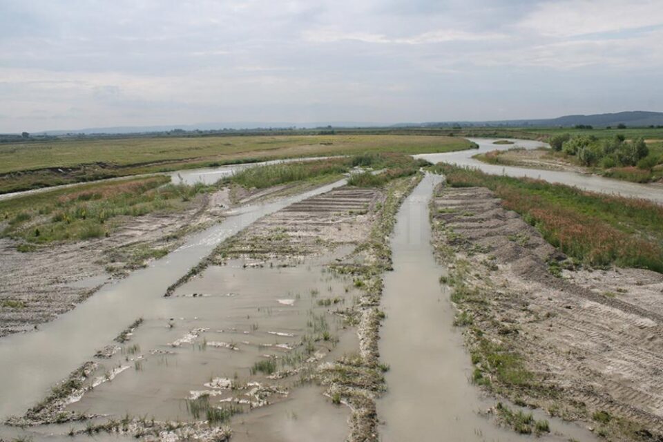 Așa arată zona din centrul podului, unde nu mai curge apa aproape deloc