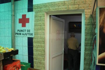 Un pensionar la punctul de prim ajutor din Piața Mare