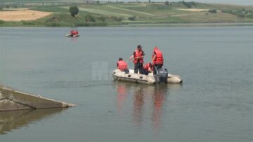 Pompieri de la Detașamentul Fălticeni au efectuat operațiuni de căutare cu o barcă pneumatică, cu dispozitive tip ancoră și greblă