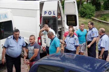 Soția și presupusa amantă ale unui bărbat considerat șeful unei grupări de contrabandă cu țigări, legate de o pereche de cătușe