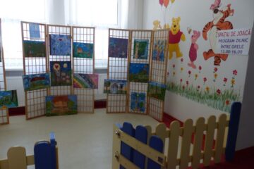 Desene realizate de copii cu boli cronice, expuse în holul Secției de Pediatrie a Spitalului Județean Suceava