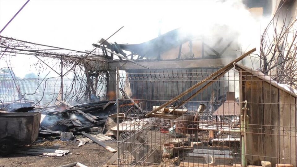 O vilă în flăcări, alte două gospodării afectate de incendiu și prim ajutor oferit pentru șapte pompieri din cauza temperaturilor extreme