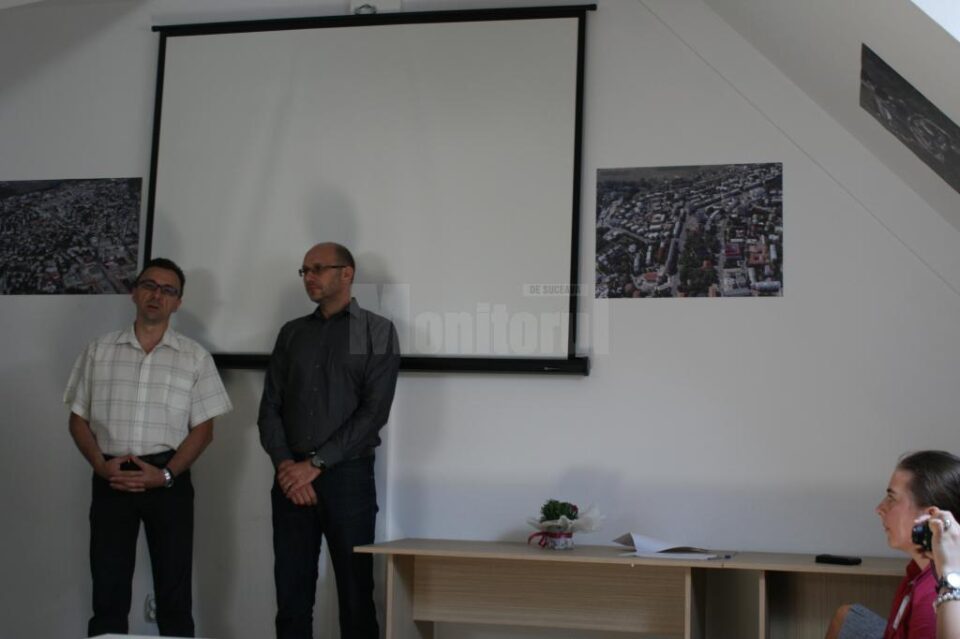 Gabriel Cărăbuș, managerul Bibliotecii ”I.G. Sbiera” și Cosmin Angheloni, training manager în cadrul Fundației Progress