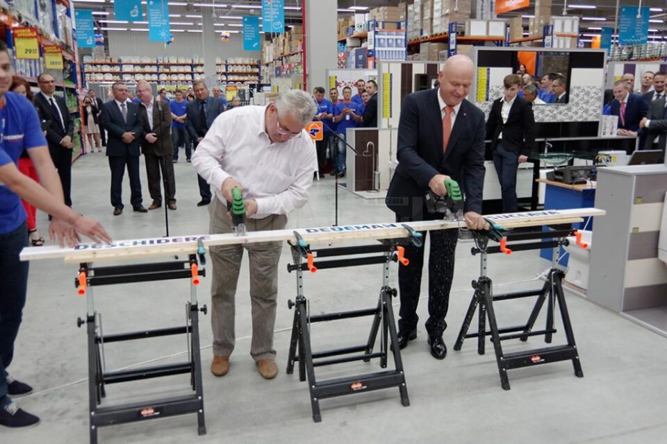Panglica inaugurală a fost tăiată cu fierăstrăul electric de primarul Sucevei și președintele Dedeman, fiind una inspirată din domeniul construcțiilor