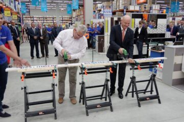Panglica inaugurală a fost tăiată cu fierăstrăul electric de primarul Sucevei și președintele Dedeman, fiind una inspirată din domeniul construcțiilor